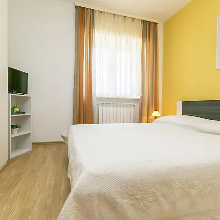 4 Bedroom Amazing In Apartment *
