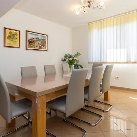 Apartman 4 Bedroom Amazing In